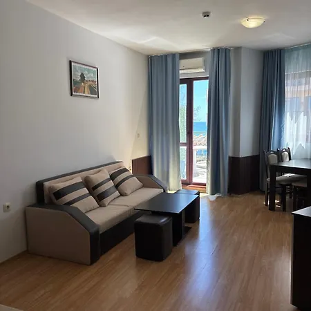 Izvora Front Aparthotel 4*