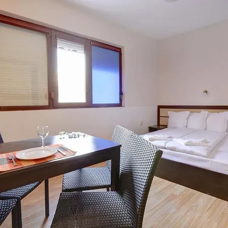 Lägenhetshotell Izvora Front 3*