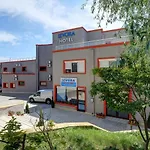 Izvora Front アパートホテル