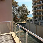 アパートホテル Izvora Front