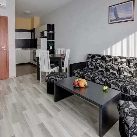 Izvora Front アパートホテル