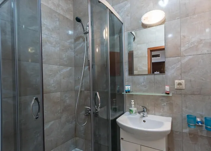 アパートホテル Izvora Front 3*