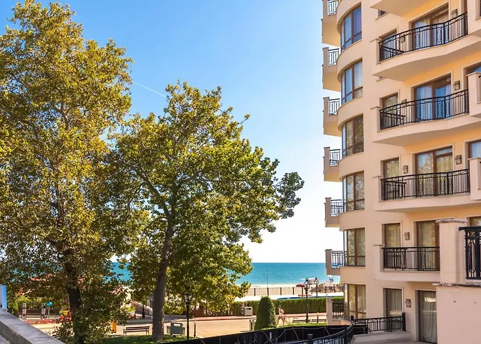 Izvora Front アパートホテル