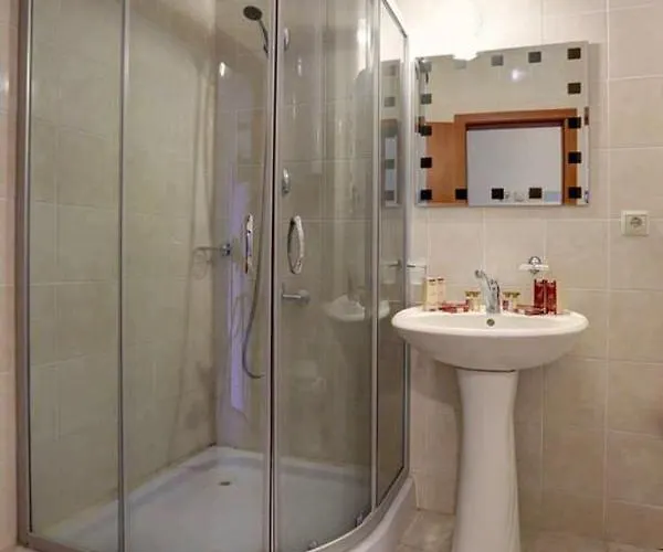 Izvora Front アパートホテル