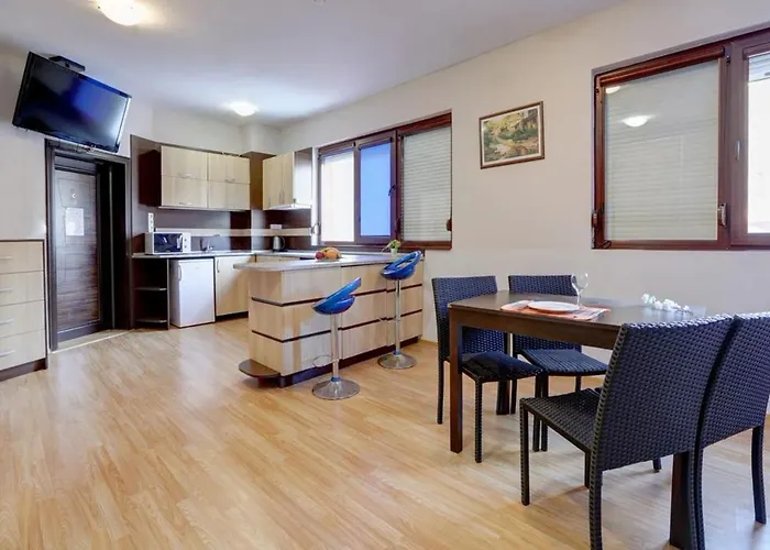 アパートホテル Izvora Front