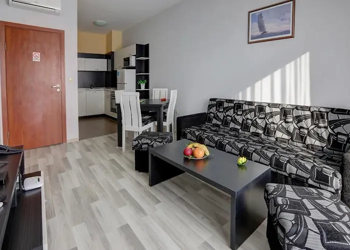 Izvora Front アパートホテル