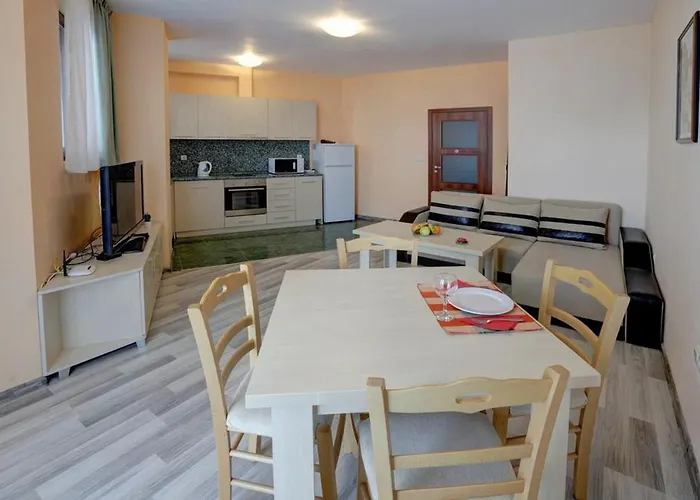 アパートホテル Izvora Front